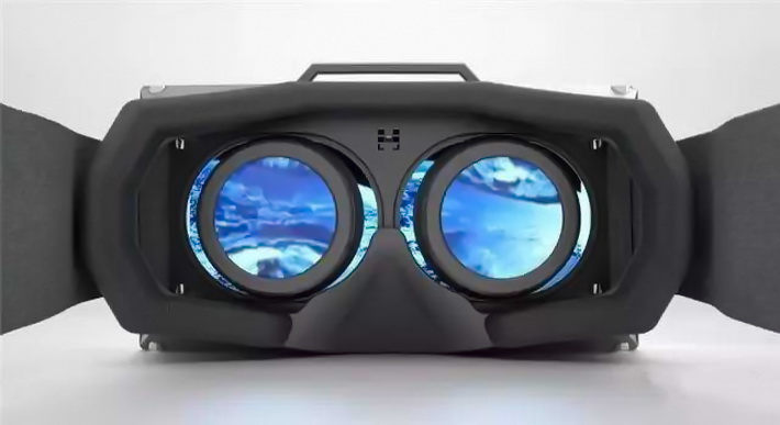 Oculus Rift 是一款头戴式显示器，将虚拟现实接入游戏中，增强沉浸感
